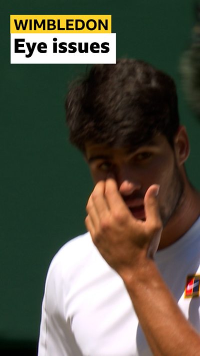 Alcaraz rubbing his eye