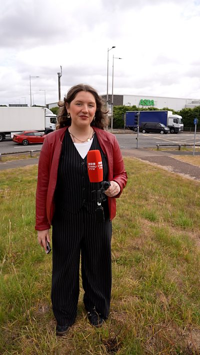 Dirwy o £640,000 i Asda am werthu hen fwyd yng Nghaerdydd