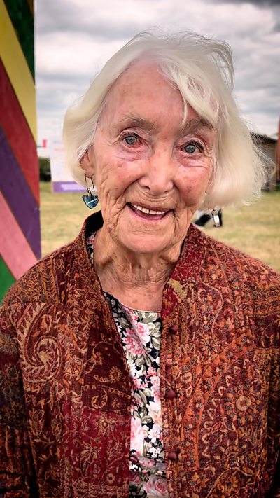 Barbara Roberts o Aberaeron yn derbyn Tlws Coffa Aled Roberts