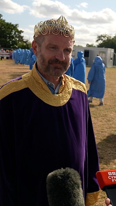 Owain Rhys yn ennill Coron Eisteddfod Wrecsam