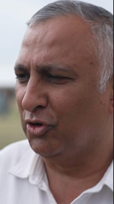 Ashok Ahir yn siarad â Garry Owen
