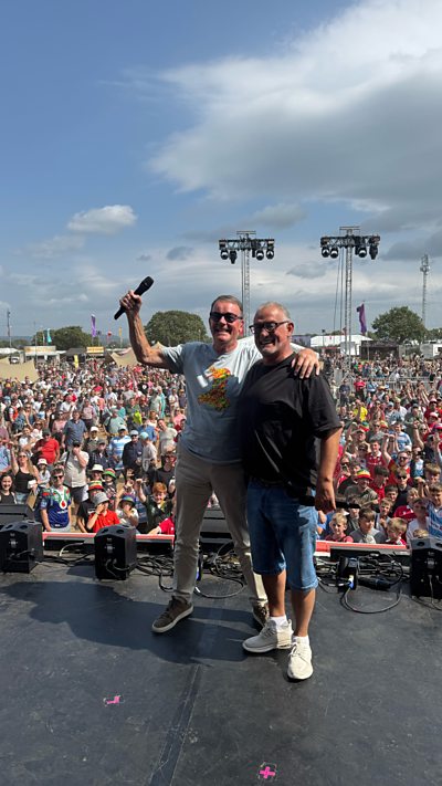 Nic Parry a Malcom Allen yn arwain y dorf i ganu Hen Wlad Fy Nhadau o Lwyfan y Maes