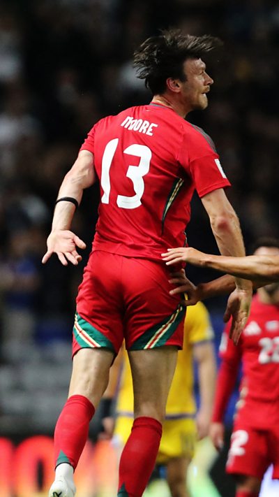 Sgoriodd Kieffer Moore yn yr hanner cyntaf yn erbyn Kazakhstan i ennill 1-0