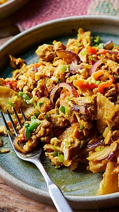 Fried bread, eggs and a luxe chicken curry - this kothu roti is the ultimate comfort food!