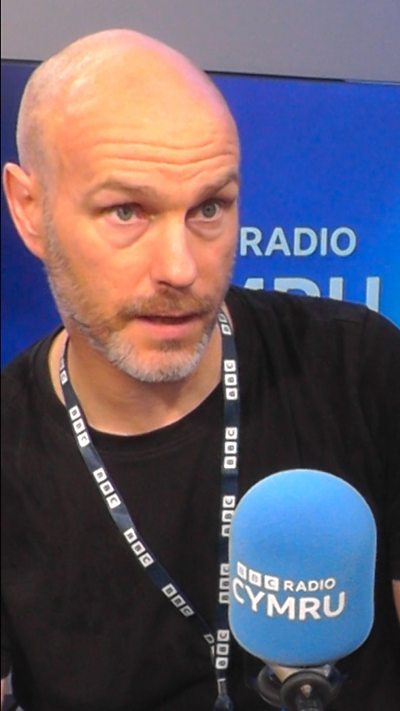 Ben Dafydd Jones fu'n israd efo ALed Hughes am ei daith yn dysgu Cymraeg
