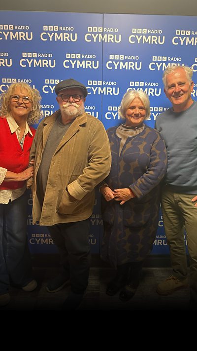 Siw Hughes, Emyr Wyn a Huw Chiswell ddaeth at Caryl i hel atgofion am Ibiza, Ibiza