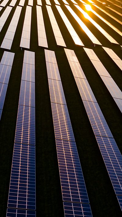 Bydd Pwyllgor Cynllunio Gwynedd yn trafod cynllun i adeiladu fferm solar yn Llanbedrog