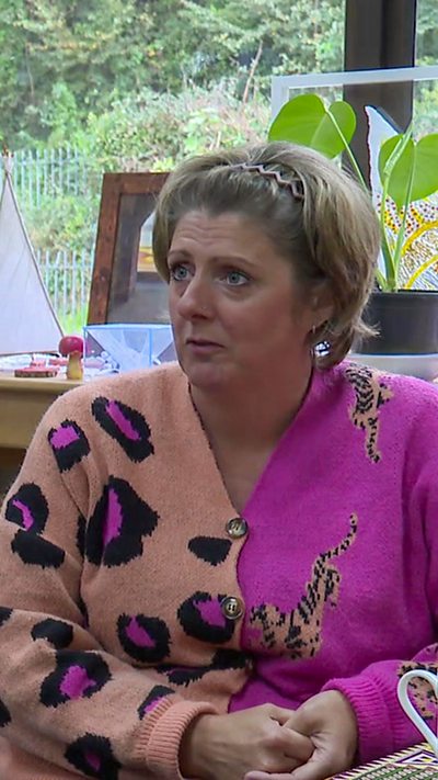 Mae Ceri Williams yn gofalu am ei gŵr a'u pedair merch
