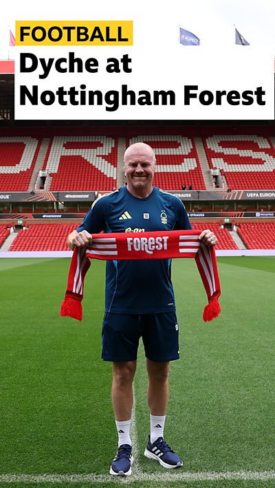 Sean Dyche holding an Nottingham Forest scarf