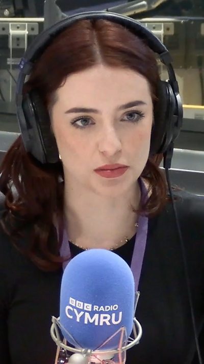 Olivia Browne yn siarad ar raglen Dros Frecwast ar BBC Radio Cymru
