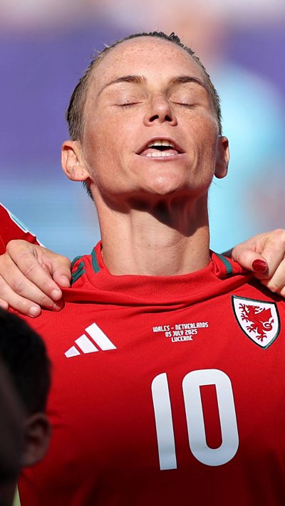 Clipiau o Jess Fishlock yn chwarae dros Gymru