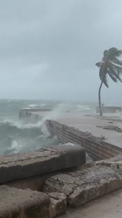 Waves and strong wind in Kingston