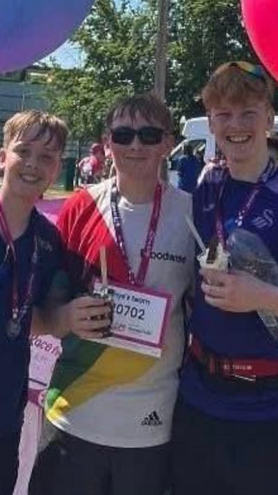 Fe wnaeth pedwar mab Meinir Morgan gasglu miloedd i uned cemotherapi Ysbyty Singleton