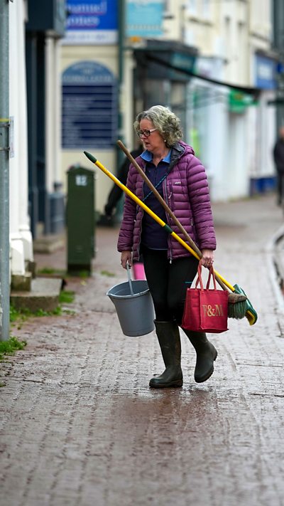 Gwaith clirio 'sylweddol' yn parhau wedi llifogydd difrifol Trefynwy
