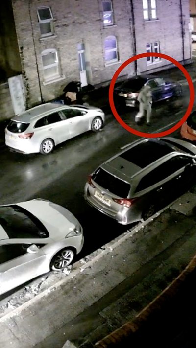 Dyn yn 'lwcus' ar ôl i feic trydan ei adael yn llonydd ar ffordd