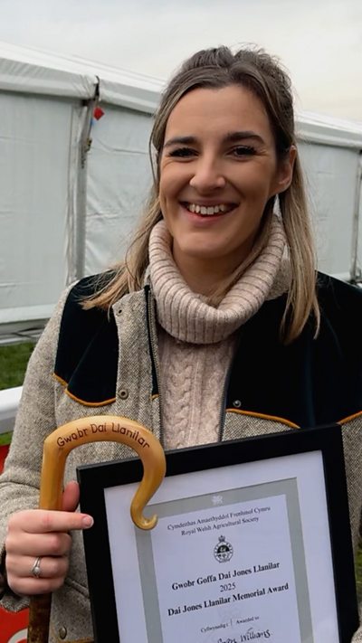 Elen Gwen Williams yw enillydd cyntaf Gwobr Goffa Dai Jones Llanilar