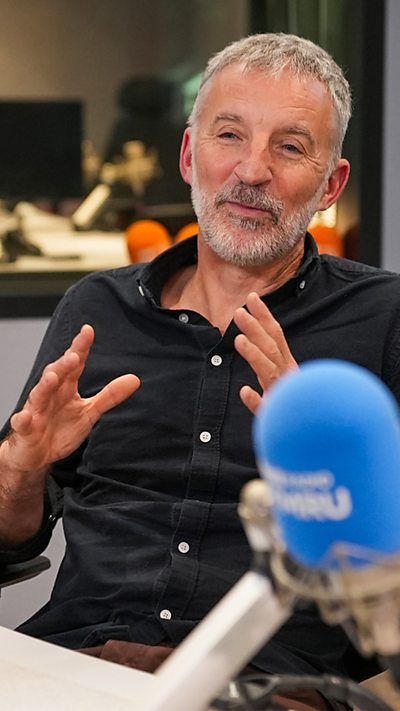 'Mae o'n gyllideb risg uchel'