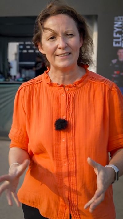 Lowri Roberts gyda’r diweddaraf o Bencampwriaeth Rali’r Byd yn Jeddah