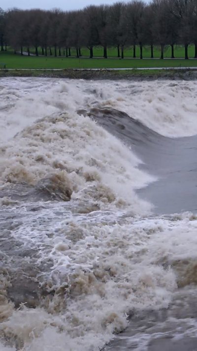 Rhybuddion llifogydd mewn grym wrth i Storm Bram daro Cymru