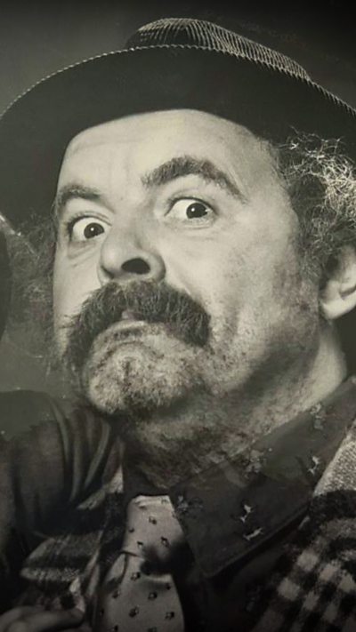 'Teimlad sbesial' wrth gyfansoddi caneuon Y Dyn 'Nath Ddwyn y Dolig