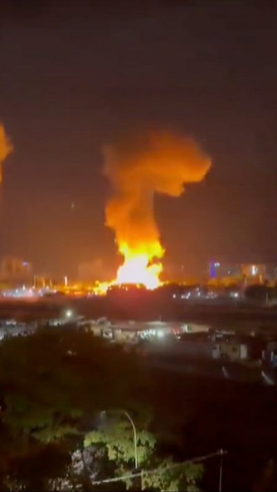 Một ngọn lửa khổng lồ ở phía xa thành phố Caracas.