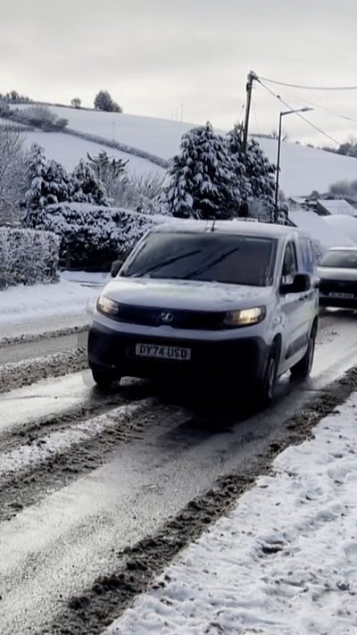 Degau o ysgolion ar gau ddydd Llun oherwydd eira a rhew