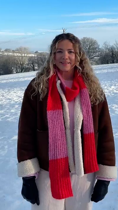 Cannoedd o ysgolion ar gau ddydd Mawrth yn sgil rhybudd am rew