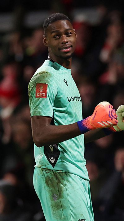 Drama'r noson ar Y Cae Ras wrth i Wrecsam guro Nottingham Forest