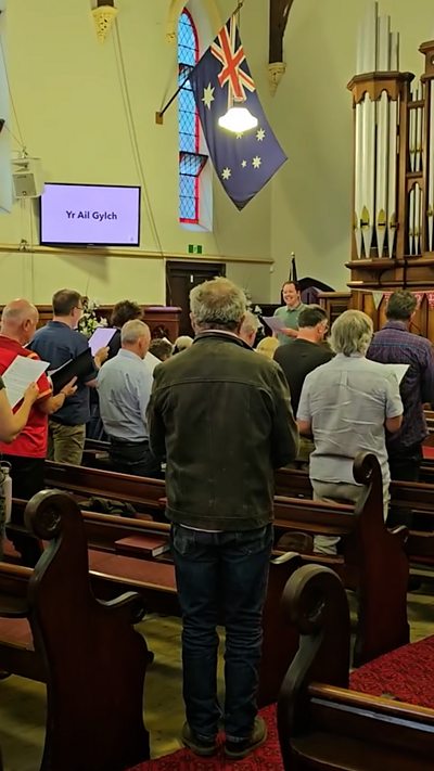 Canu angerddol ym Mhlygain Melbourne yn Awstralia