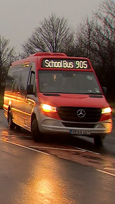 'Pryderon rhieni am bolisi newydd cludo plant i'r ysgol'