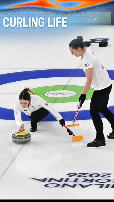 Rebecca Morrison and Jennifer Dodds curling for Team GB