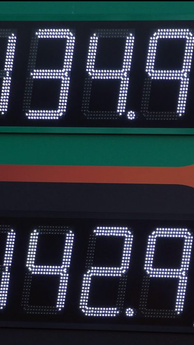 Mae pris tanwydd yn y DU wedi cynyddu mwy na 46% yr wythnos hon - sef yr uchaf mae wedi bod ers dros dair blynedd, ond pam?0