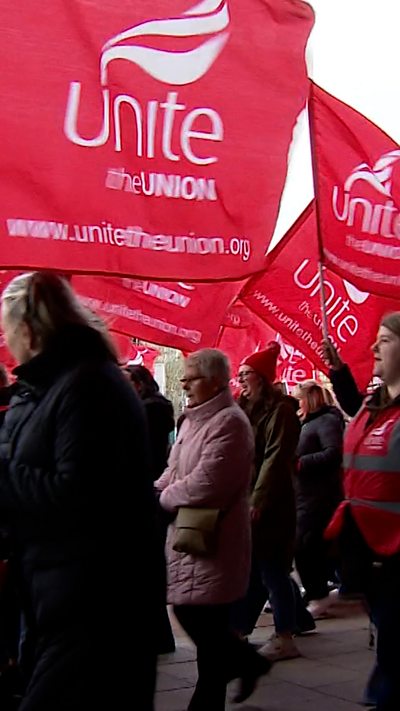 Ymwelwyr iechyd Cwm Taf Morgannwg yn gorymdeithio y tu allan i'r Senedd er mwyn cael 'cyflog tecach'