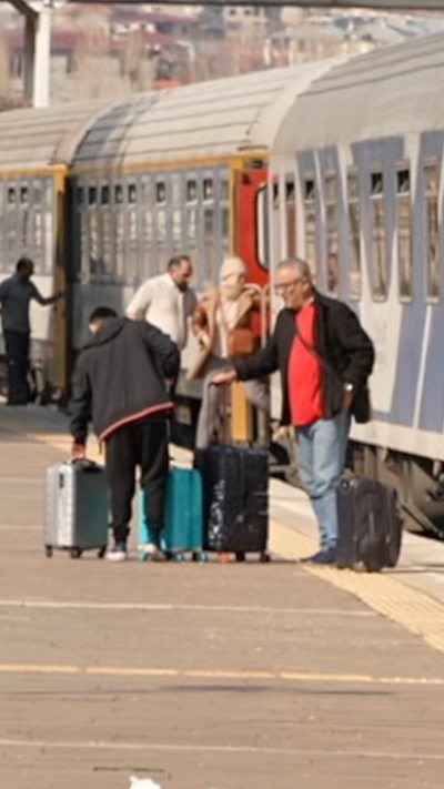 Người dân tại ga xe lửa ở Van