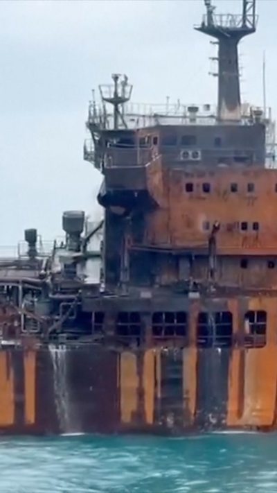 Một tàu chở dầu bị cháy rụi ở Basra, Iraq.