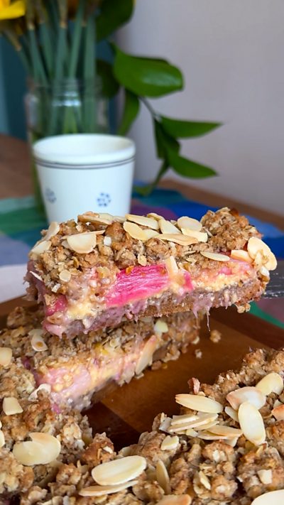 Rhubarb and custard crumble bars