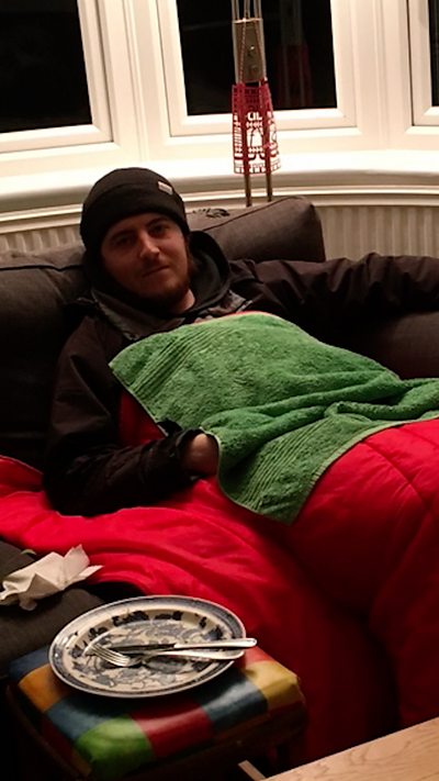 ME: 'Mae fy mab yn ei wely bob dydd, a neb yn ei weld'