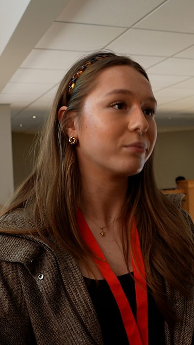 Sut mae pobl ifanc yn derbyn gwybodaeth am wleidyddiaeth?