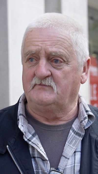 Dyma oedd y farn gan siopwyr yng nghanol dref Caerfyrddin