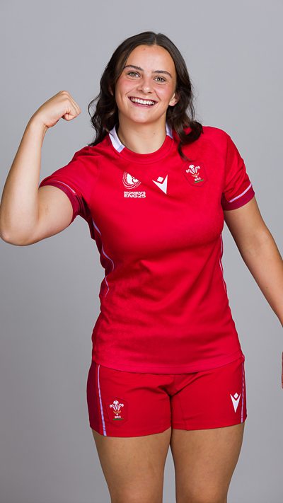 Branwen Metcalfe yn trafod gêm Cymru’n erbyn pencamwpyr y byd Lloegr yn y Chwe Gwlad ddydd Sadwrn