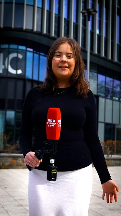 Cipolwg y tu ôl i’r llen cyn Y Ddadl Fawr yn Yr Egin yng Nghaerfyrddin