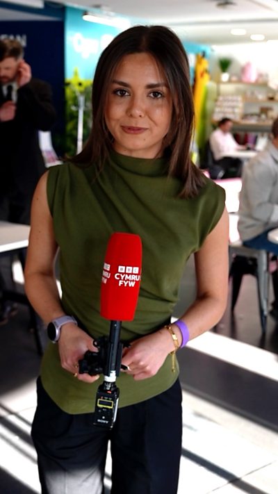 A bydd atebion y gwleidyddion yn plesio y cynulleidfa?