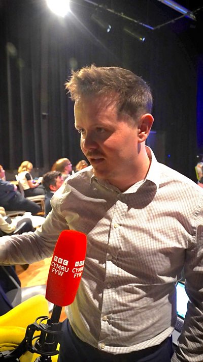 Gohebydd gwleidyddol Golwg, Rhys Owen, sy'n rhannu ei farn o'r ystafell sbin hyd yma