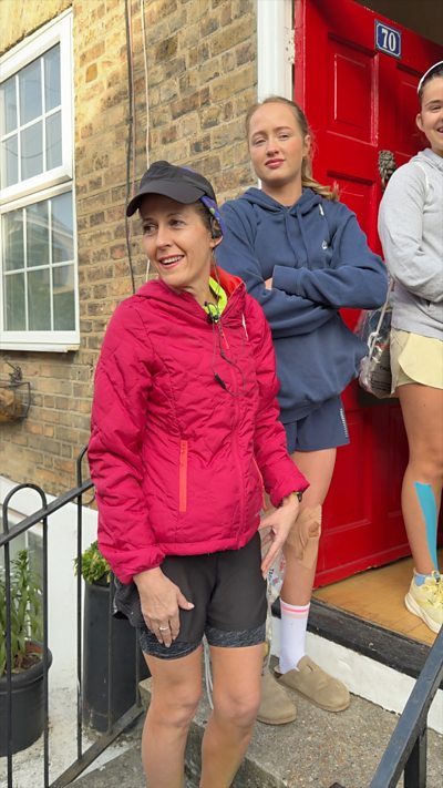 Woman opens home to let runners use toilet
