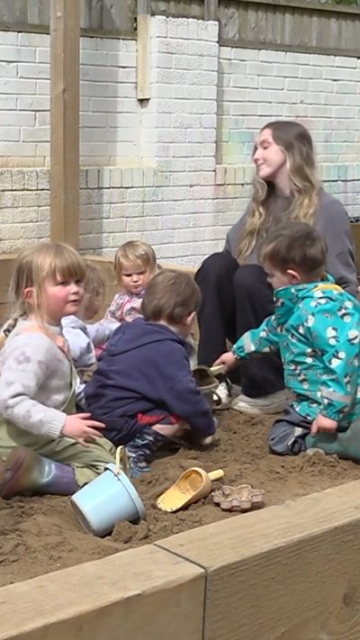 Mae rhieni Caerdydd yn rhannu eu barn am pris gofal plant