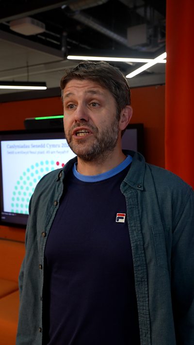 Huw Lewis, Sylwebydd gwleidyddol