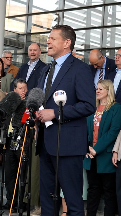 Cannoedd wedi ymgynnull ym Mae Caerdydd i ddathlu canlyniad hanesyddol Plaid Cymru