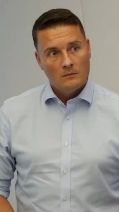 Wes Streeting wearing a light blue coloured shirt.