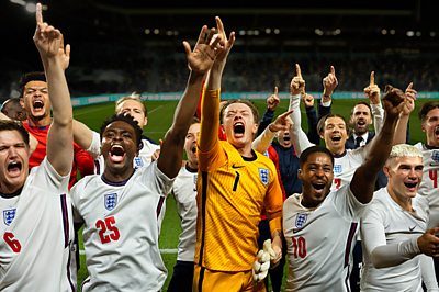 Harry Maguire (ADAM HUGILL);Jadon Sancho (RIESS FENNELL);Bukayo Saka (ABDUL SESSAY);Harry Kane (WILL ANTENBRING);Jordan Henderson (DAVID SHIELDS);Jordan Pickford (JOSH BARROW);Raheem Sterling (FRANCIS LOVEHALL);Jack Grealish (SAM BAKER JONES);Gareth Southgate (JOSEPH FIENNES);Phil Foden (ALFIE MIDDLEMISS);Eric Dier (HAMISH FREW) in Dear England (Credit: BBC/Left Bank/Justin Downing)