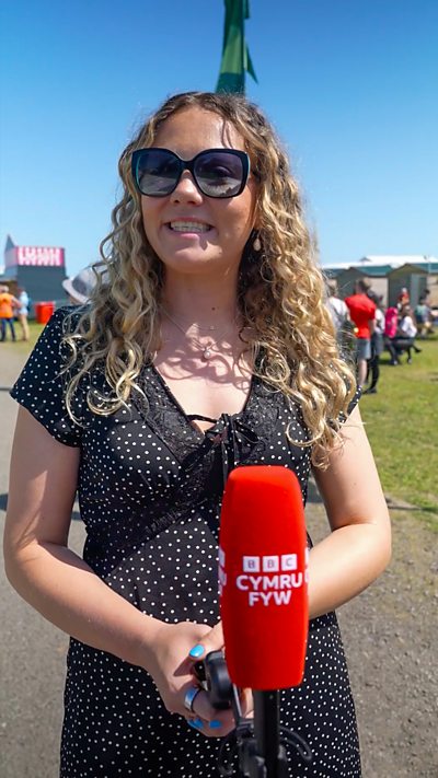 Sut mae ymdopi yn y tywydd cynnes ar faes yr Eisteddfod?